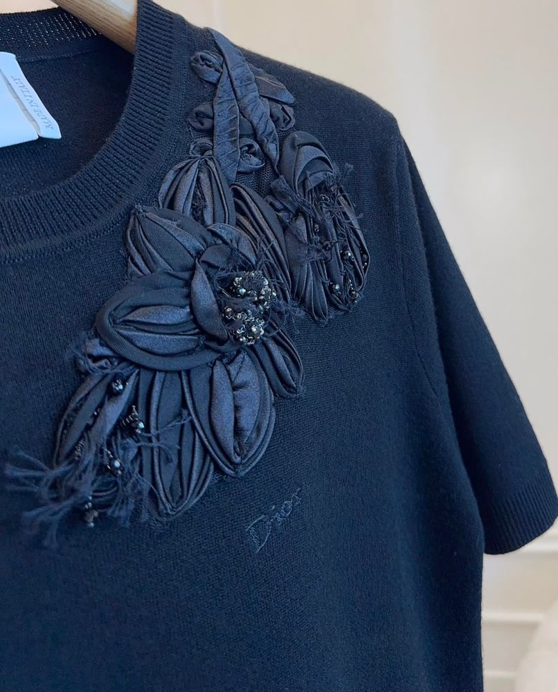 تيشيرت ديور (Dior) النسائي الأنيق المزود بتطريز الزهور