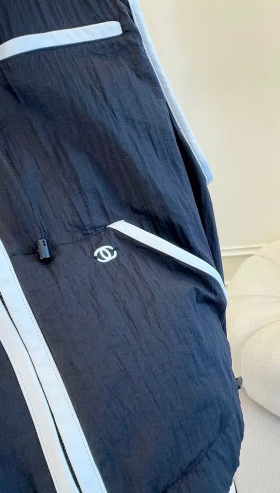 طقم رياضي فاخر (فيست وشورت) من شانيل (Chanel) – التناغم المثالي بين الفخامة والنشاط