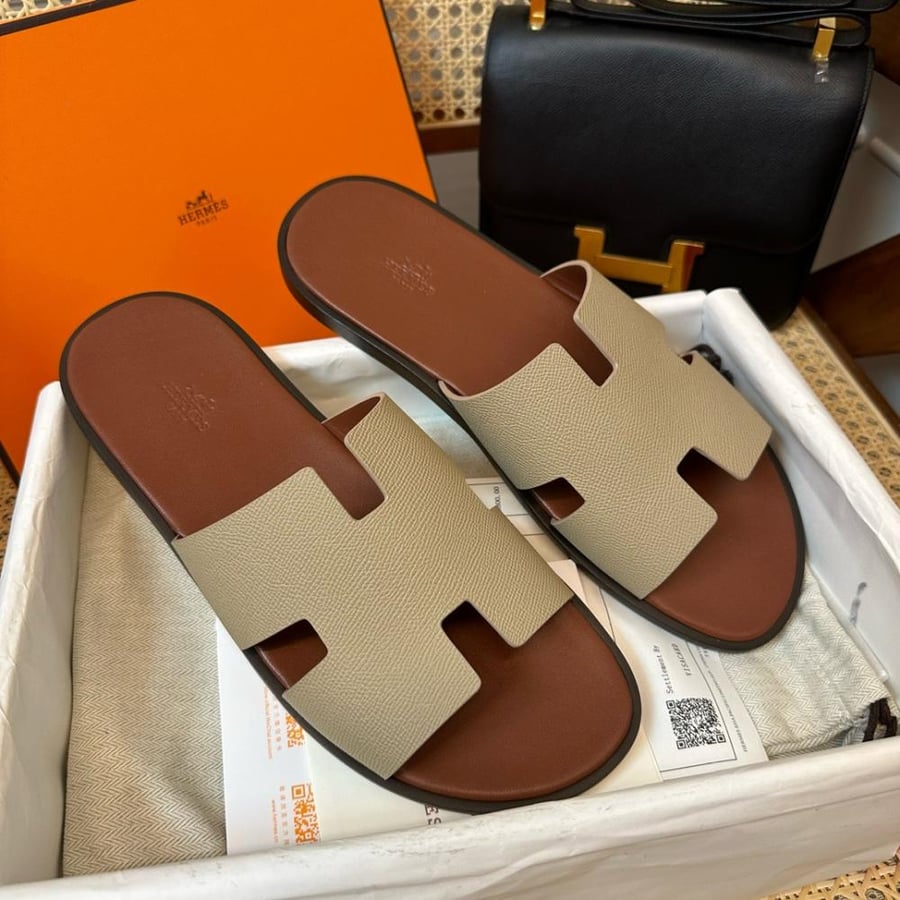 نعال إيزمير (Izmir) الصيفي الفاخر من هرمز (Hermès) من الجلد الطبيعي المحبب باللونين البيج التان والهافان.