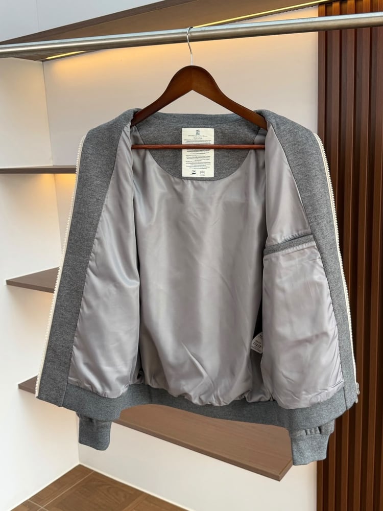 طقم برونيلو كوتشينيلي الرجالي الفاخر بسحاب وتطريز الشعار (Brunello Cucinelli Men's Zip-Up Jacket & Tracksuit Set)