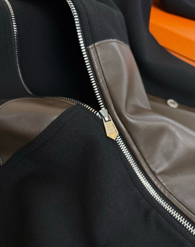 جاكيت / معطف بومبر رجالي فاخر بتفاصيل جلدية من "هيرميس" (Hermès)