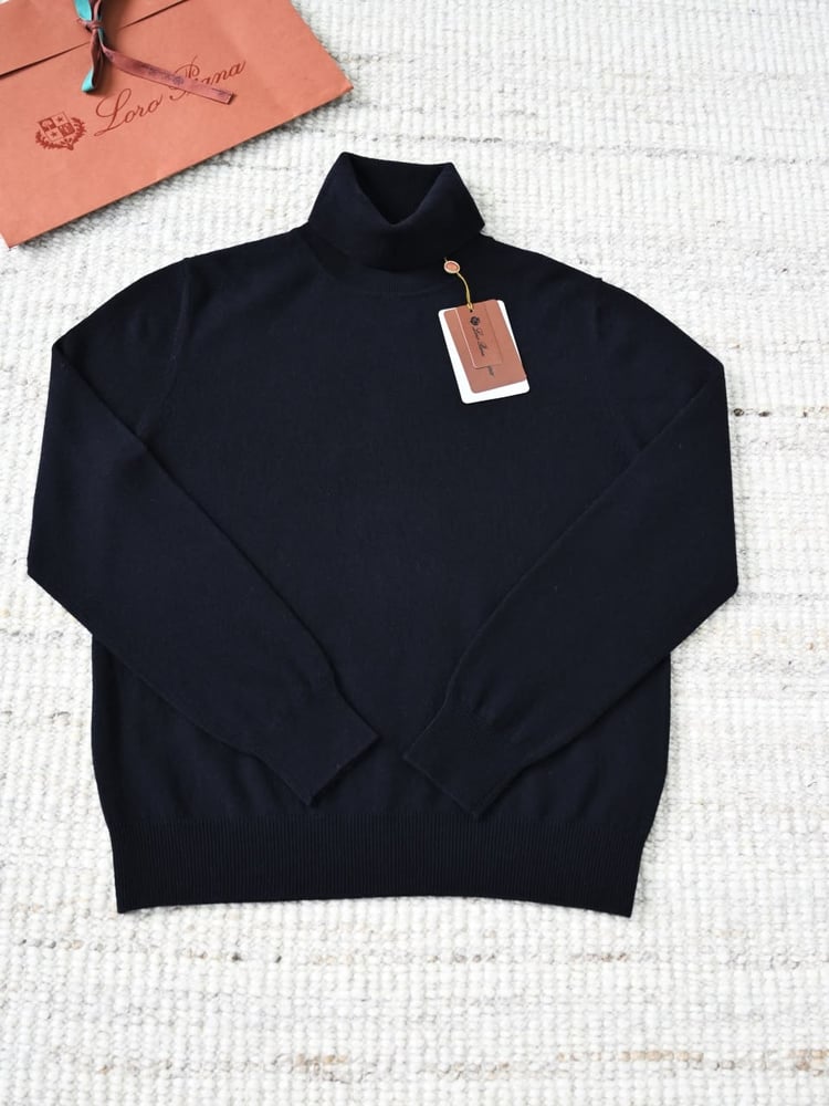 سويتر لورو بيانا الكشمير الفاخر بياقة عالية (Loro Piana Cashmere Turtleneck Sweater)