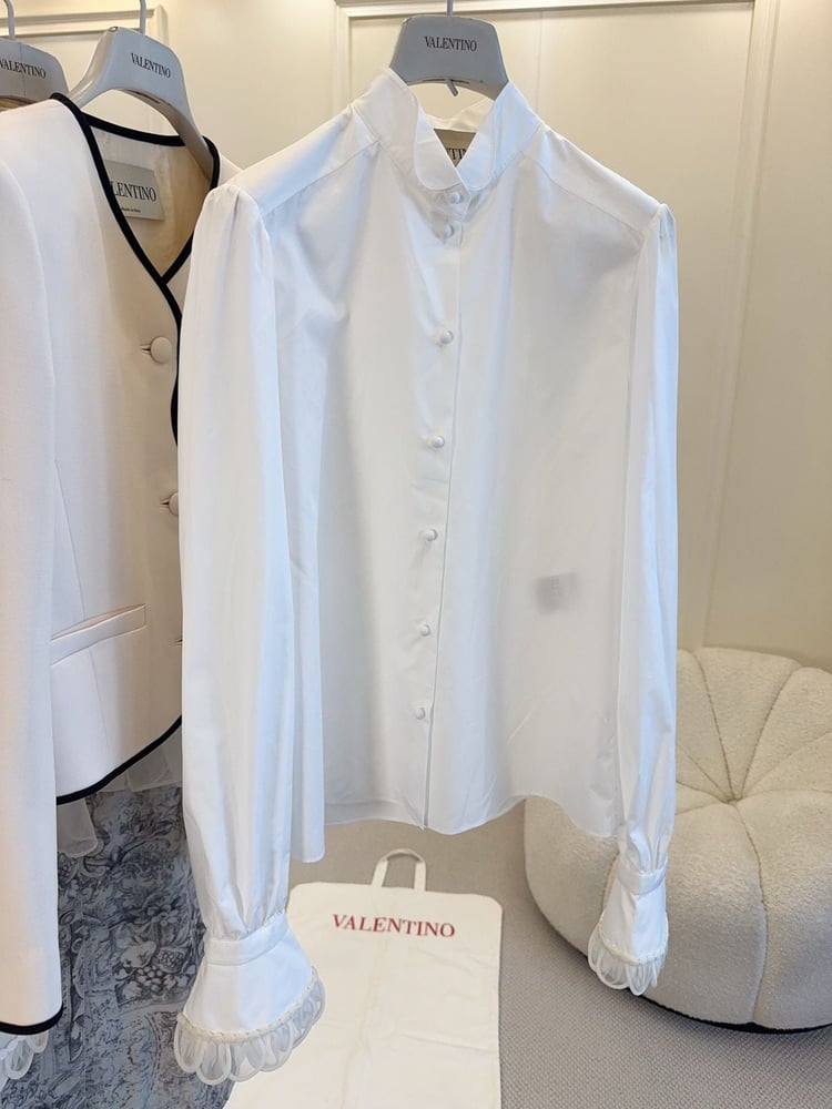 قميص كلاسيكي فاخر بأكمام فرنسية مبتكرة من فالنتينو (Valentino)