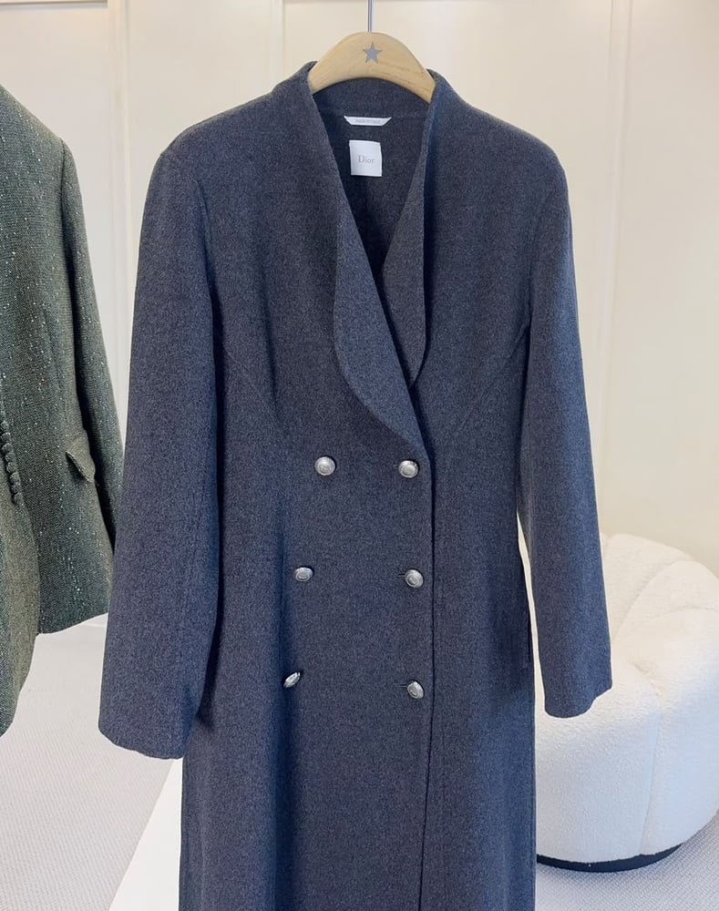 معطف ديور النسائي الطويل الفاخر من الصوف بتصميم مزدوج الصدر (Dior Long Wool Double-Breasted Coat)