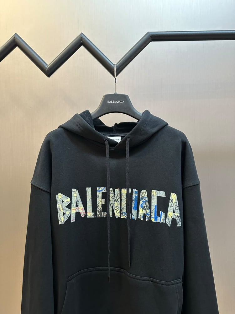 هودي بالنسياغا المطبوع بشعار الجرافيتي (Balenciaga Graffiti Logo Hoodie)