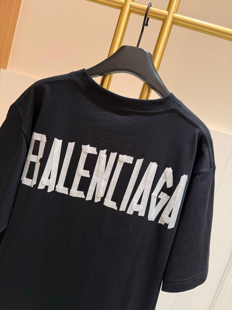 تيشرت "بالنسياغا" (Balenciaga) الرجالي الأسود بتصميم الشعار البارز (Gaffer Tape Logo)