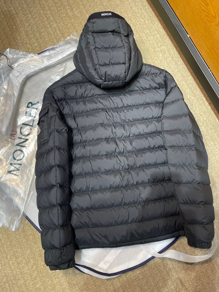 جاكيت / معطف منفوخ رجالي فاخر بقبعة من "مونكلير" (Moncler) باللون الأسود الكلاسيكي
