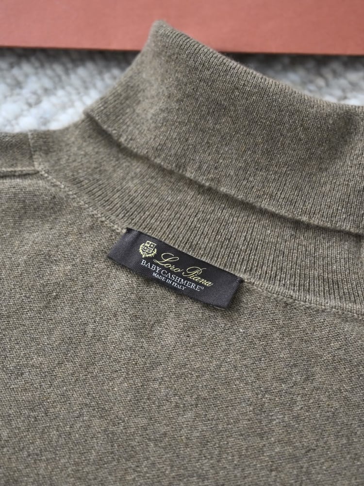 سويتر لورو بيانا الكشمير الفاخر بياقة عالية (Loro Piana Cashmere Turtleneck Sweater)