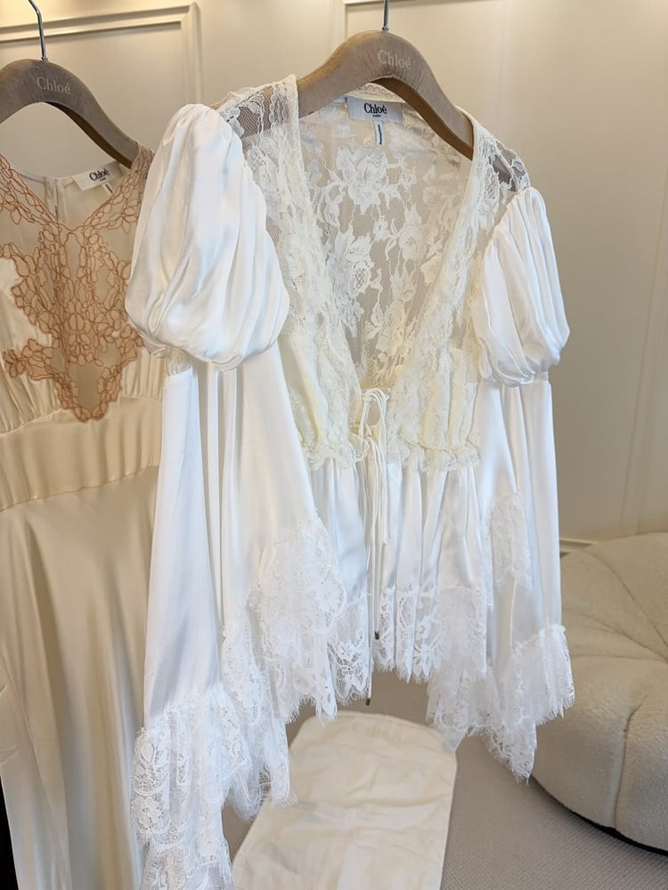 بلوزة Chloé الفاخرة ساتان ودانتيل
