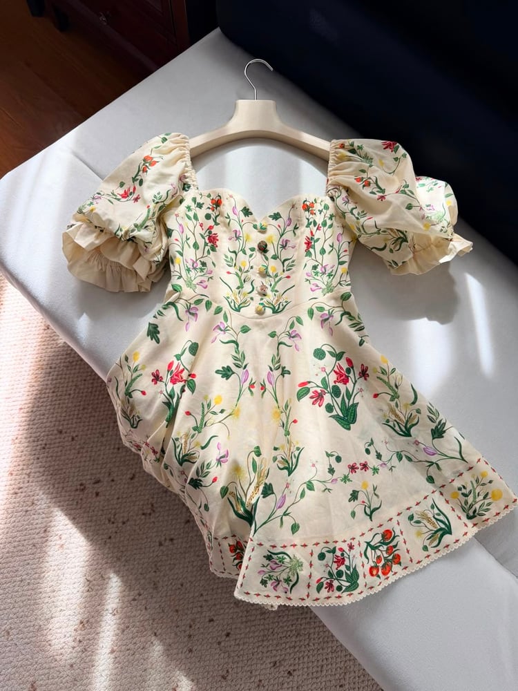 فستان "أغوا بينديتا" المزين بالأزرار الملونة (Agua Bendita Floral Button-Detail Dress)