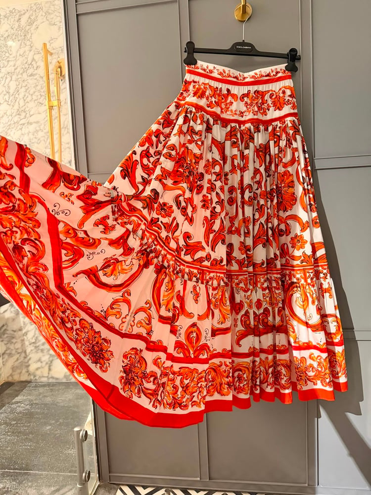 تنورة دولتشي آند غابانا (Dolce & Gabbana) الطويلة الفاخرة بنقوش المايوليكا البرتقالية