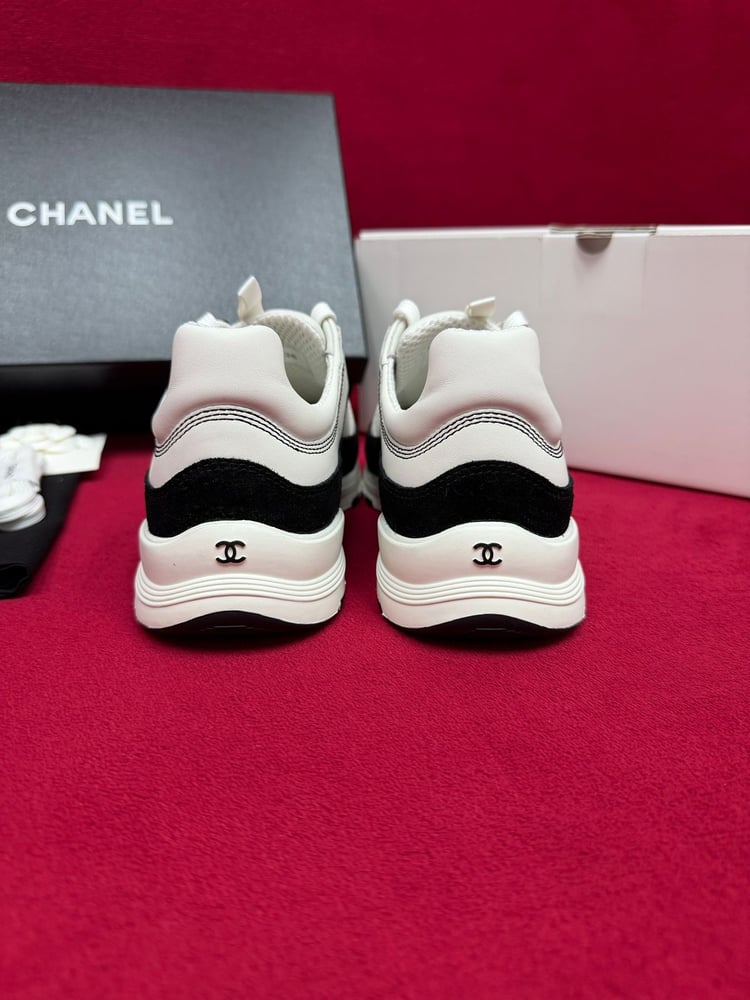 حذاء رياضي كلاسيكي من الجلد الطبيعي والشامواه من شانيل (Chanel)