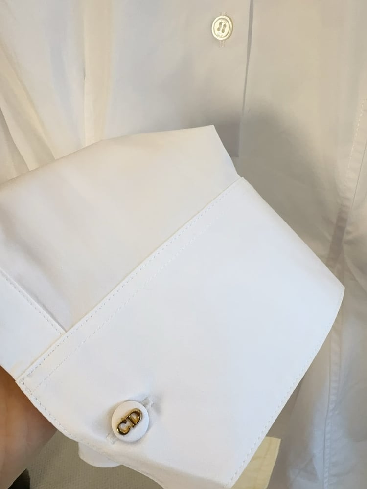 قميص ديور (Dior) النسائي الأبيض الكلاسيكي