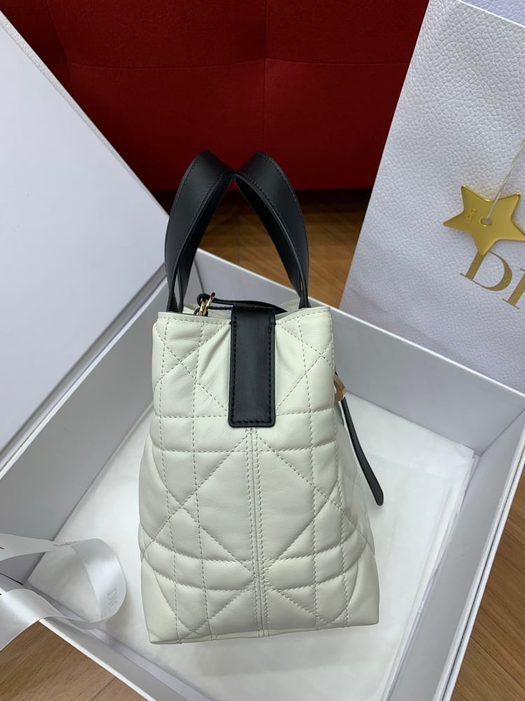 حقيبة ديور توت (Dior Toujours)  الفاخرة باللون الأبيض العاجي مع المقابض السوداء سمول