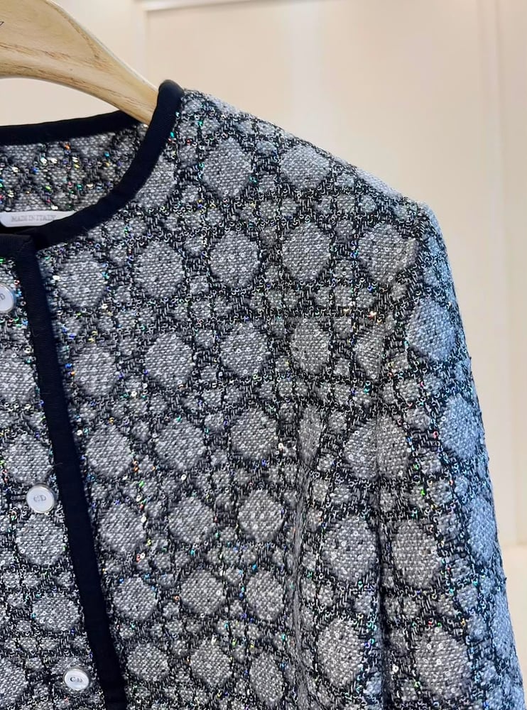 طقم ديور (Dior) الفاخر من التويد البراق بنقشة كاناج الأيقونية
