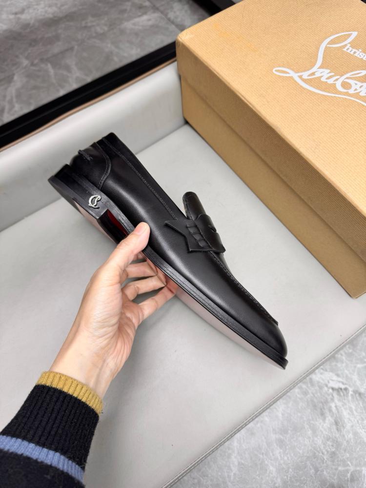 حذاء لوفر (Penny Loafer) رسمي فاخر من كريستيان لوبوتان (Christian Louboutin) من الجلد الطبيعي باللون الأسود الملكي.