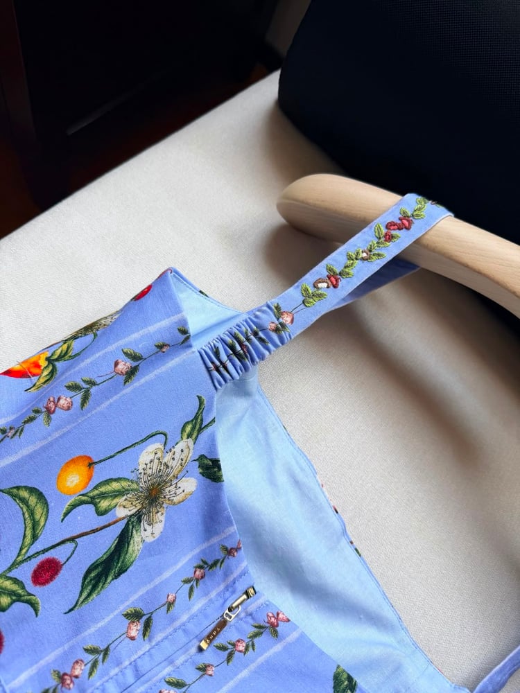 فستان "أغوا بينديتا" الماكسي بنقشة الفواكه والزهور (Agua Bendita Floral & Fruit Maxi Dress)