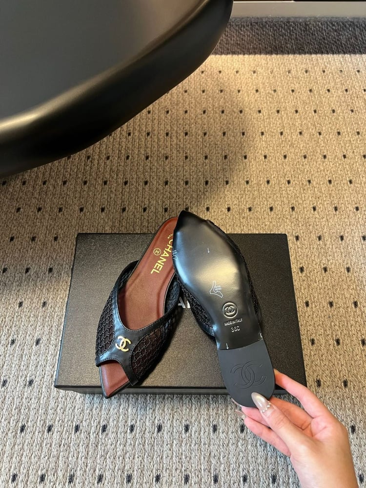 حذاء ميول فلات فاخر بنقشة الشبك الأيقونية من شانيل (Chanel)