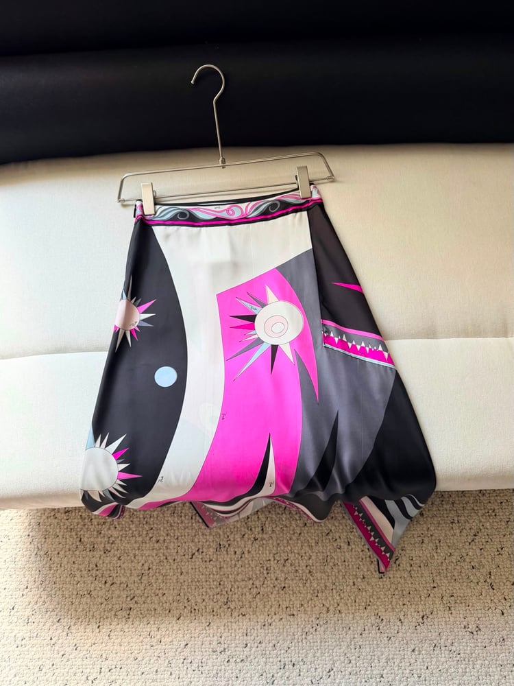 تنورة "بويتشي" الحريرية بنقشة النجوم الفنية (Pucci Silk Star Print Midi Skirt)