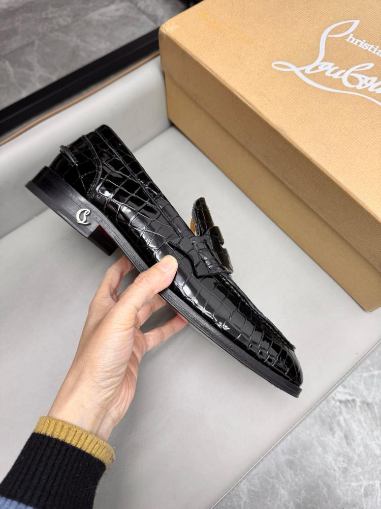 حذاء لوفر (Penny Loafer) رسمي فاخر بنقشة التمساح من كريستيان لوبوتان (Christian Louboutin) من الجلد المصقول باللون الأسود الملكي.