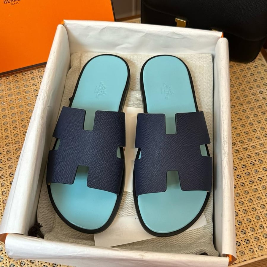 نعال إيزمير (Izmir) الصيفي الفاخر من هرمز (Hermès) من الجلد الطبيعي ثنائي الألوان.