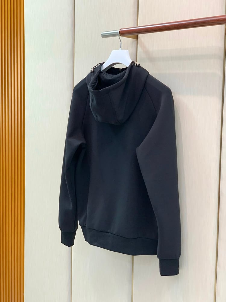 طقم رياضي رجالي فاخر من "مونكلر" (Moncler) باللون الأسود الكلاسيكي (هودي بسحاب مع بنطلون كارغو)