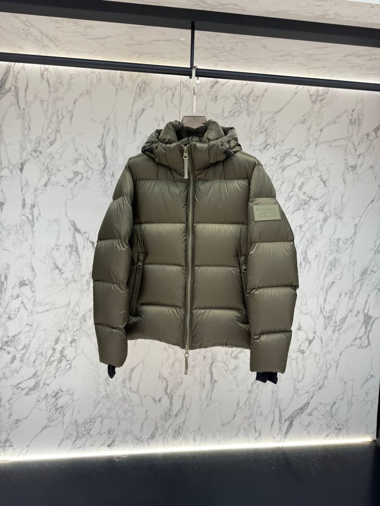 جاكيت هودي رجالي زيتي لامع من بريبري (Burberry)