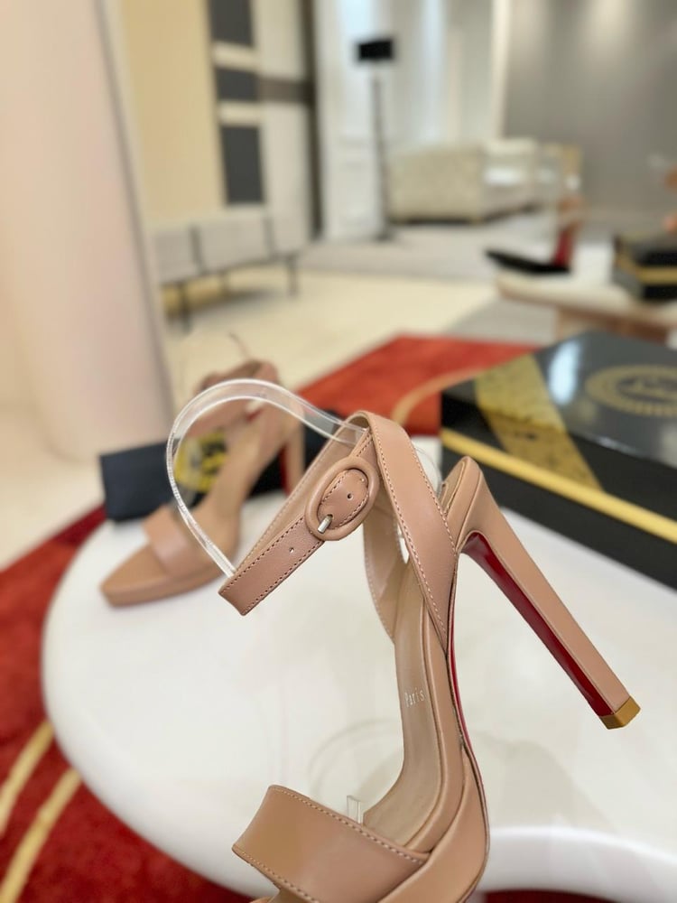 صندل سهرة بكعب عالٍ ونعل سميك من (Christian Louboutin)