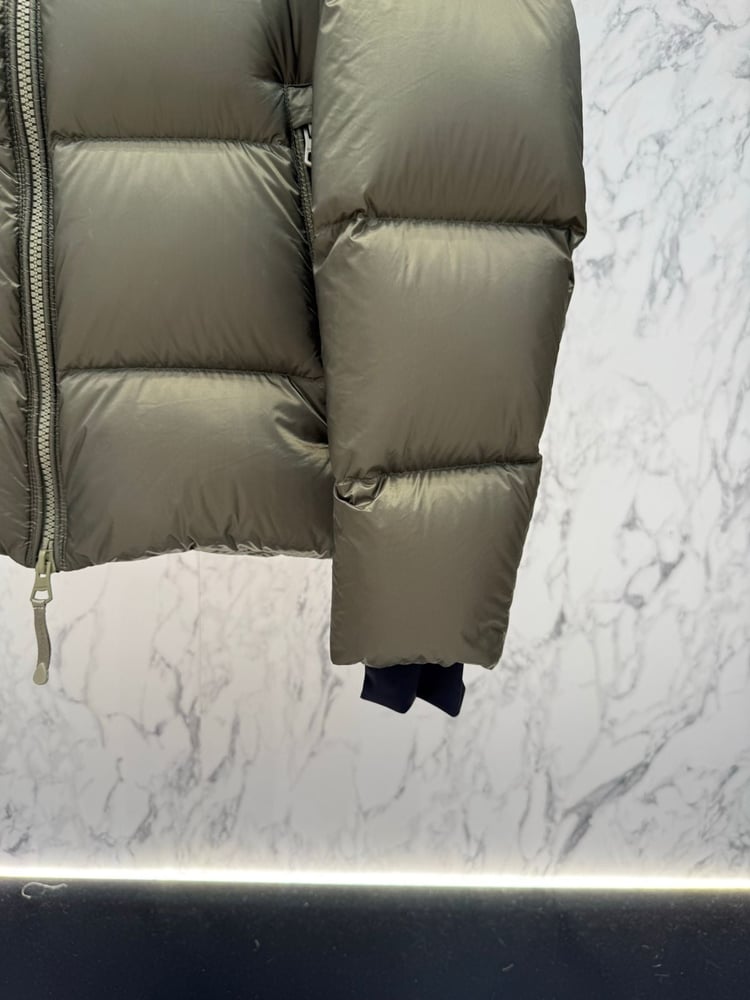 جاكيت هودي رجالي زيتي لامع من بريبري (Burberry)