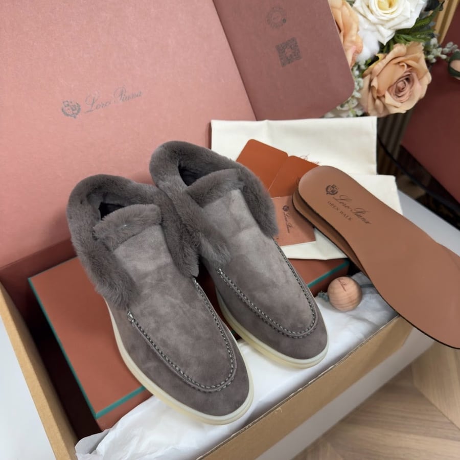 حذاء لورو بيانا النسائي الشمواه المبطن بالفرو الرمادي الفاخر (Loro Piana Grey Fur-Trimmed Open Walk Shoes)