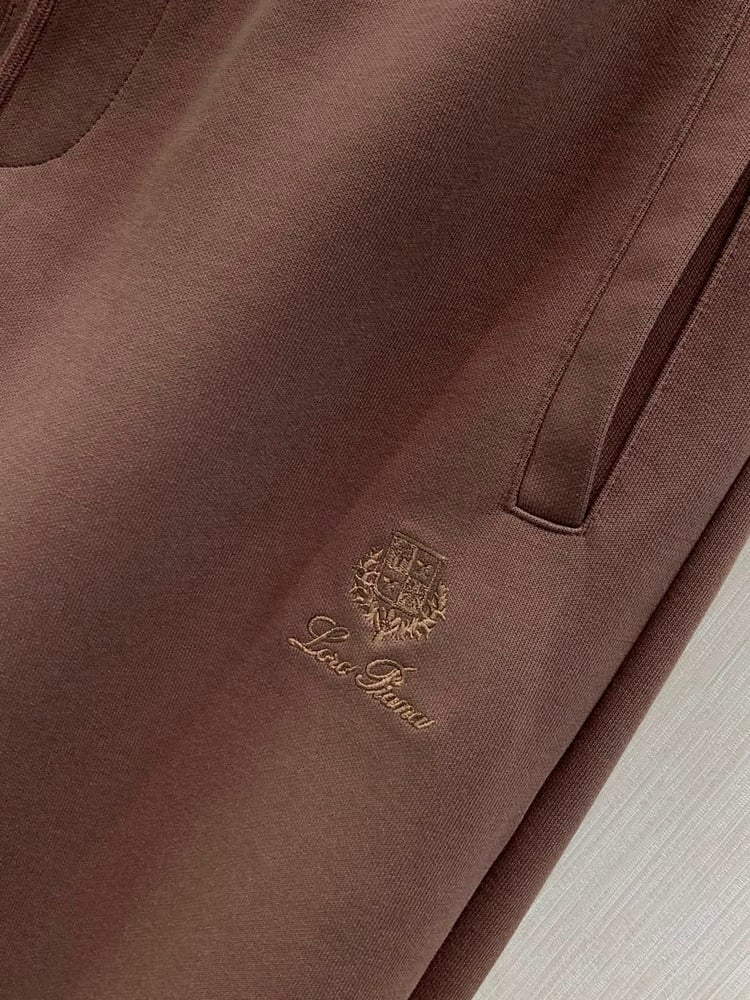 طقم رياضي / جاكيت وبنطلون رجالي فاخر من "لورو بيانا" (Loro Piana) باللون البني