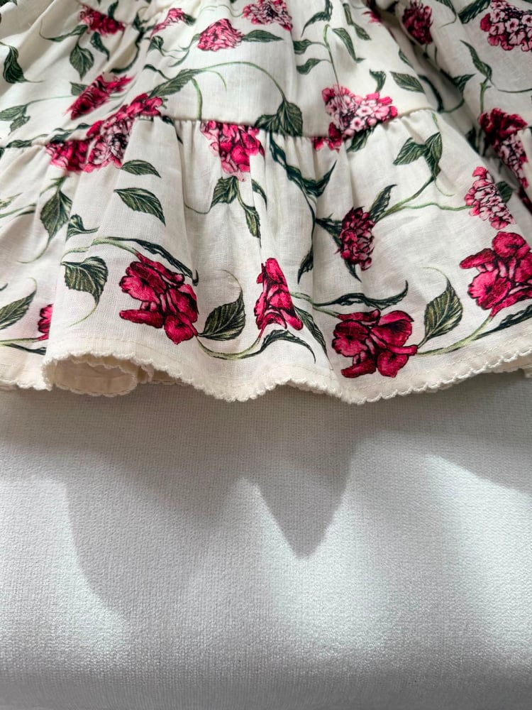 فستان "أغوا بينديتا" القصير المطرّز بزهور "غراديلا" (Agua Bendita Granadilla Embroidered Mini Dress)