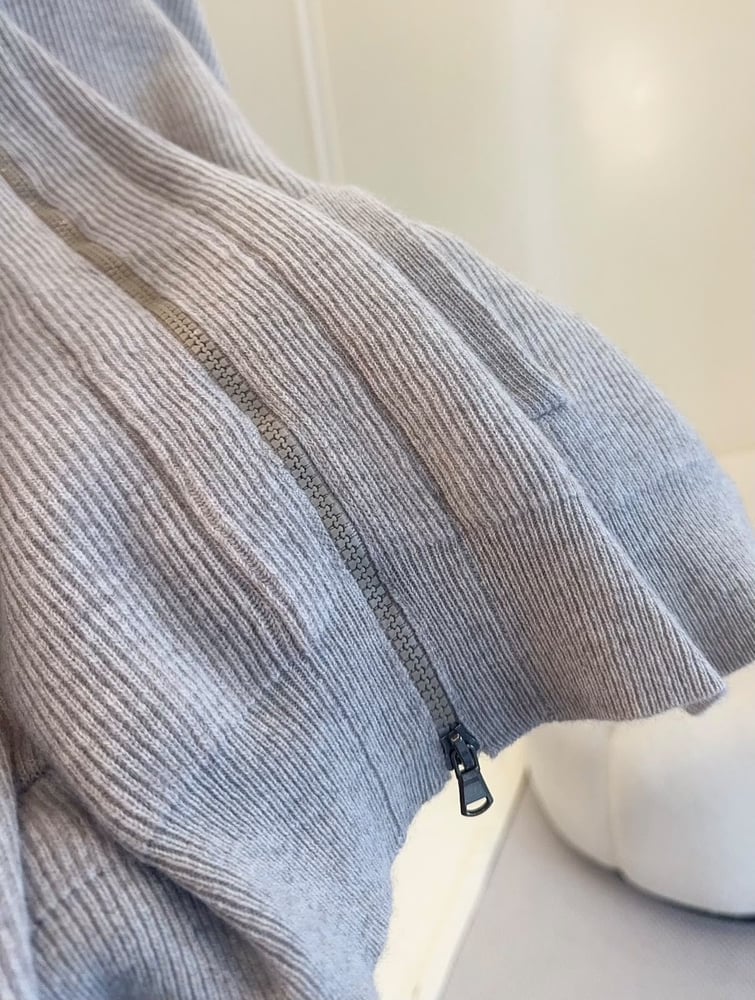 كارديجان برونيلو كوتشينيلي النسائي المحبوك بسحاب وياقة مرصعة بالترتر (Brunello Cucinelli Zip-Front Knit Cardigan with Sequin Collar)