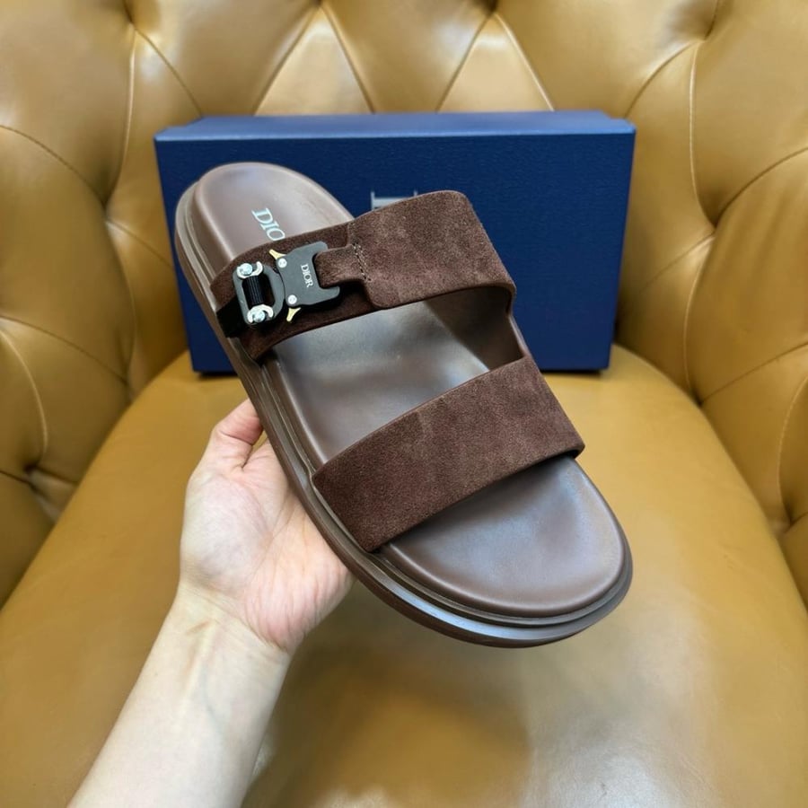 صندل سلايدر (Slider) صيفي فاخر من ديور (Dior) مصنوع من جلد السويد الطبيعي.