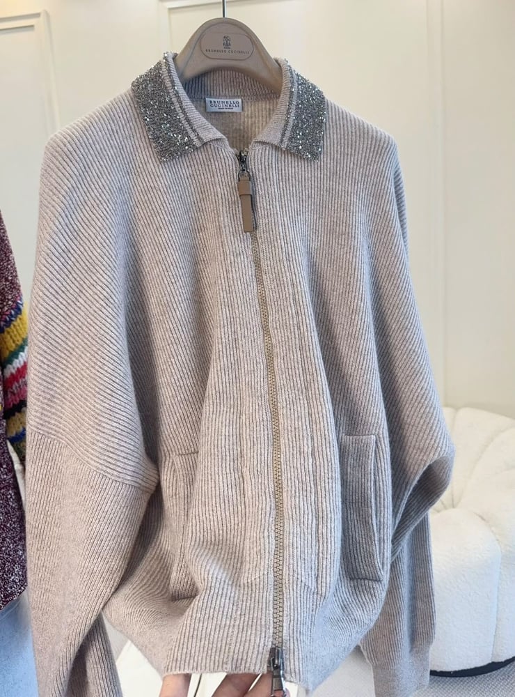 كارديجان برونيلو كوتشينيلي النسائي المحبوك بسحاب وياقة مرصعة بالترتر (Brunello Cucinelli Zip-Front Knit Cardigan with Sequin Collar)