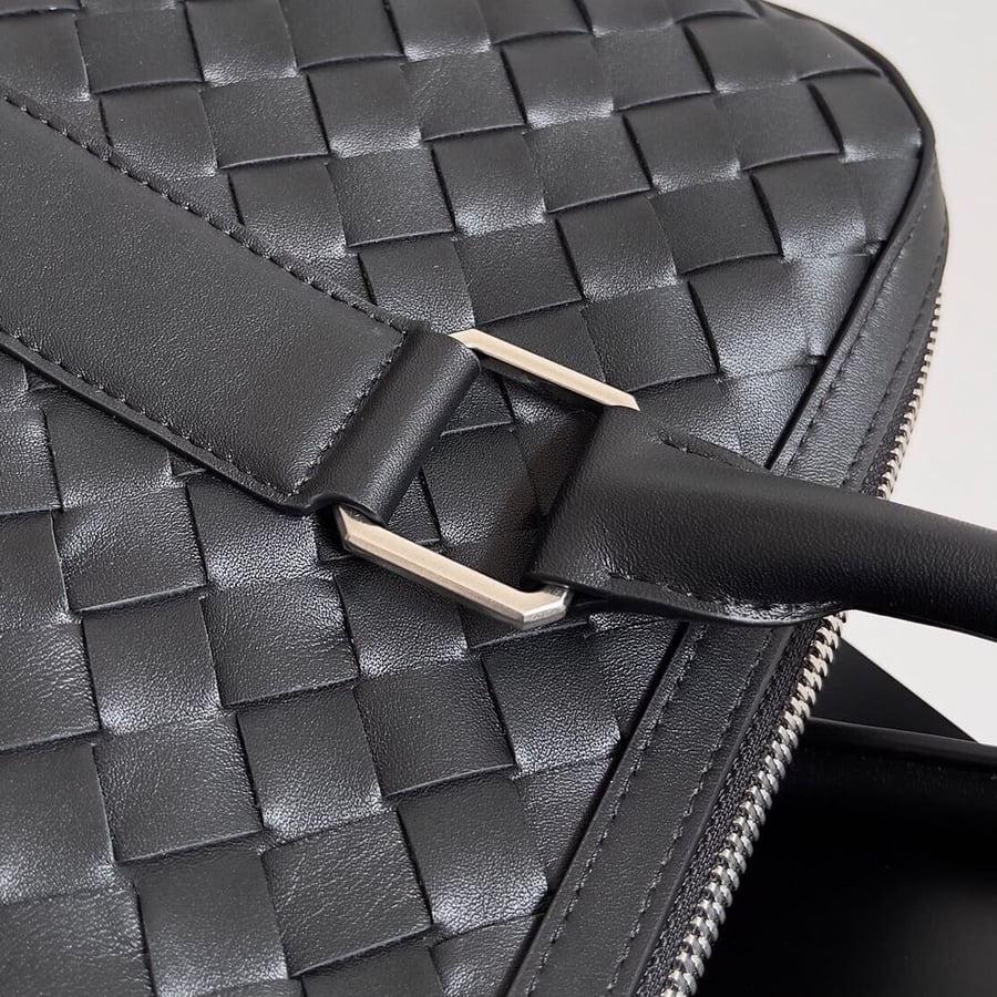 حقيبة يد جلدية فاخرة بتصميم مجدول من بوتيغا فينيتا (Bottega Veneta)