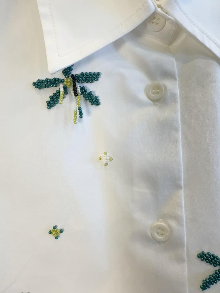 قميص "برادا" الأبيض المزين بتطريز اليعسوب (Prada White Shirt with Dragonfly Embroidery)