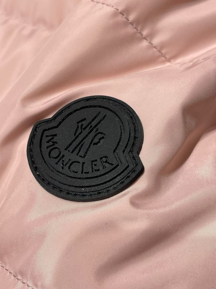 جاكيت / معطف منفوخ رجالي فاخر بقبعة من "مونكلير" (Moncler) باللون الوردي الفاتح
