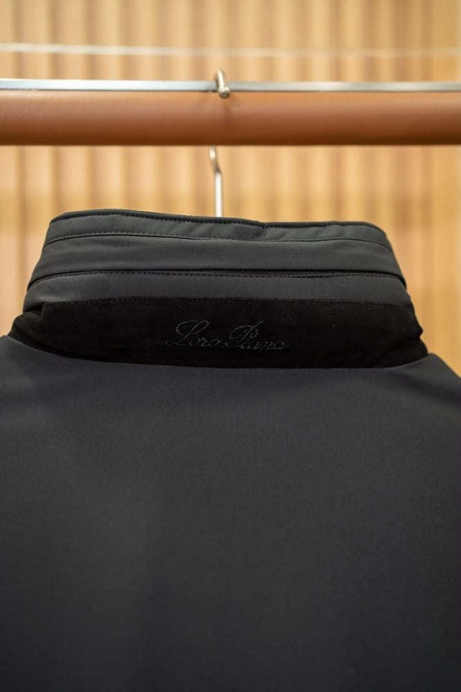 معطف "فوياجر" الفاخر المقاوم للعوامل الجوية من لورو بيانا (Loro Piana Voyager Jacket)