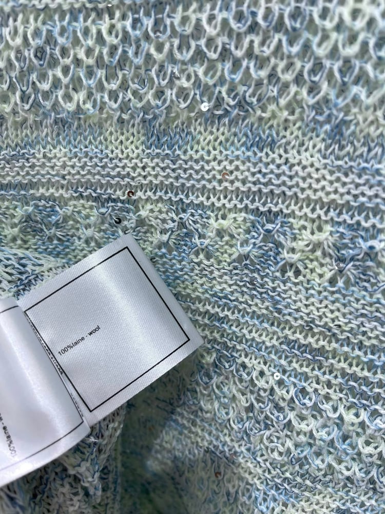بلوزة شانيل (Chanel) المنسوجة الفاخرة المزدانة بالترتر الخفي