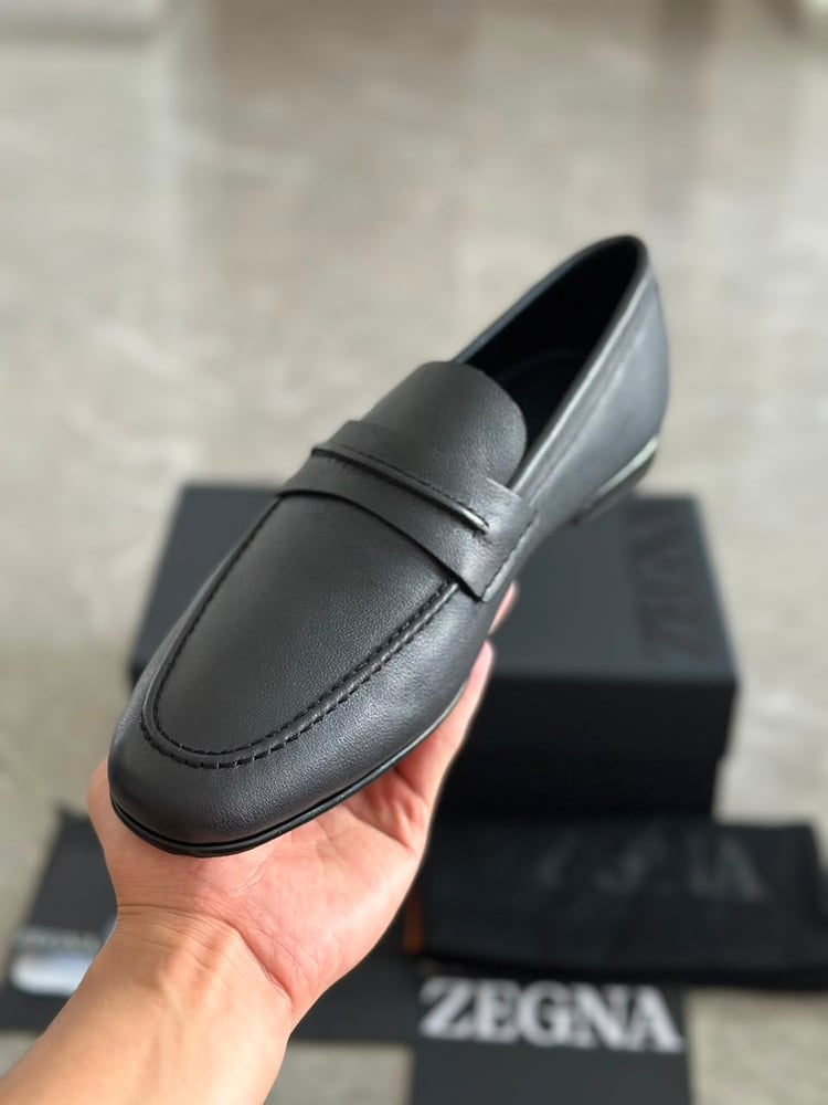 حذاء "لوفر" رجالي فاخر من الجلد الطبيعي من إرمينجيلدو زينيا (Ermenegildo Zegna Leather Loafers)