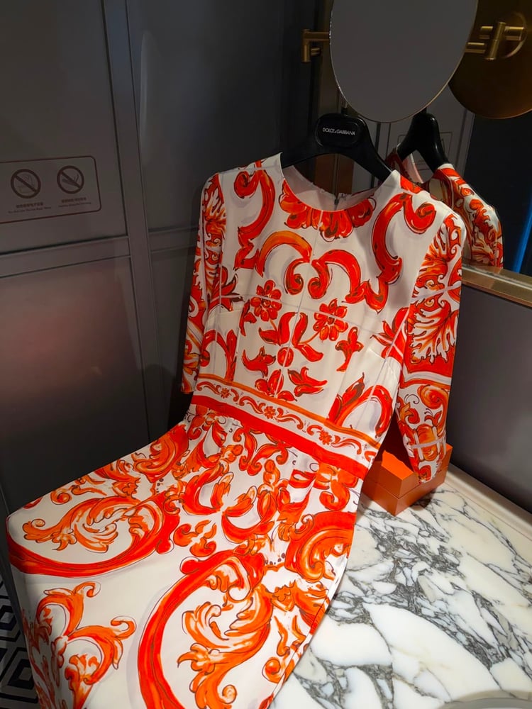 فستان دولتشي آند غابانا (Dolce & Gabbana) الحريري الفاخر بنقوش المايوليكا البرتقالية