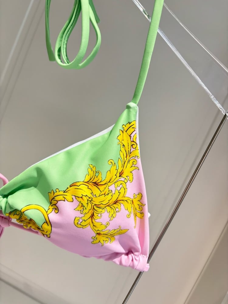 طقم بيكيني نسائي فاخر بتصميم فرساتشي (Versace) مع وشاح شاطئ متناسق
