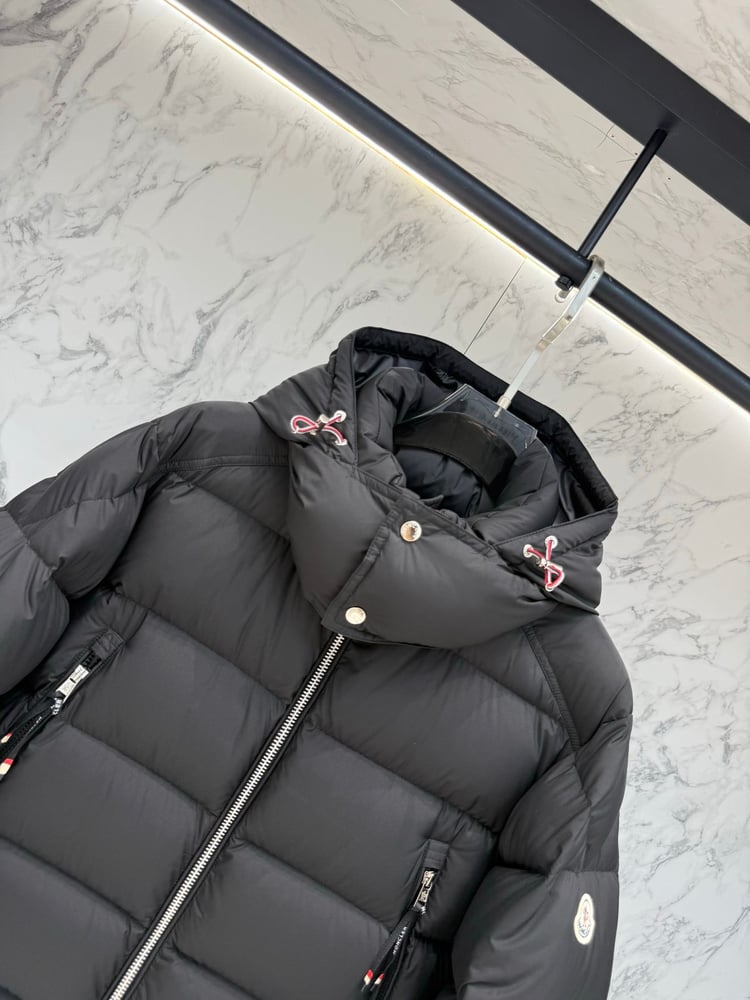 جاكيت / معطف منفوخ رجالي فاخر بقبعة من "مونكلير" (Moncler) باللون الأسود المات (Matte Black)