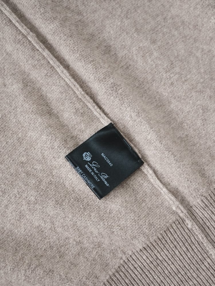 سويتر لورو بيانا الكشمير الفاخر بياقة عالية (Loro Piana Cashmere Turtleneck Sweater)