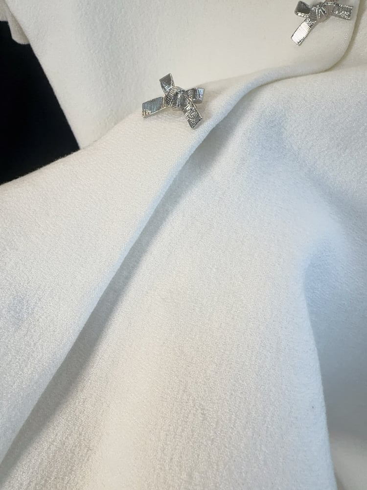 بلوزة ديور النسائية الأنيقة بأزرار الفيونكة وتصميم بيبلوم (Dior Bow-Button Peplum Knit Top)