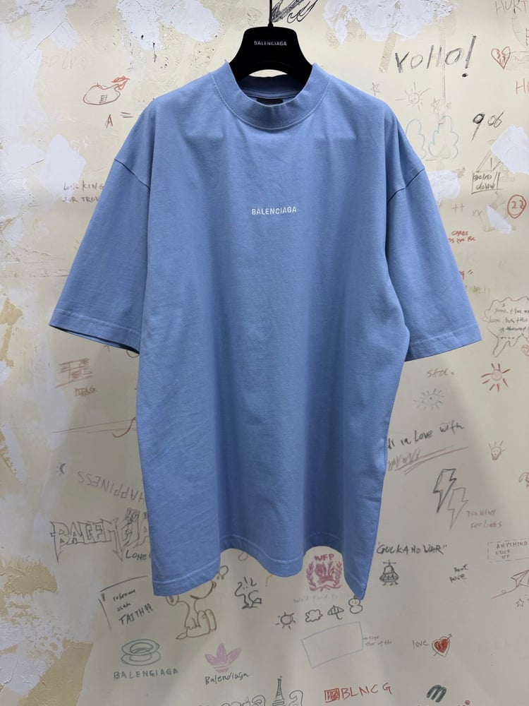 تيشيرت بالنسياغا (Balenciaga) أزرق سماوي مطرز بالشعار الأمامي والخلفي