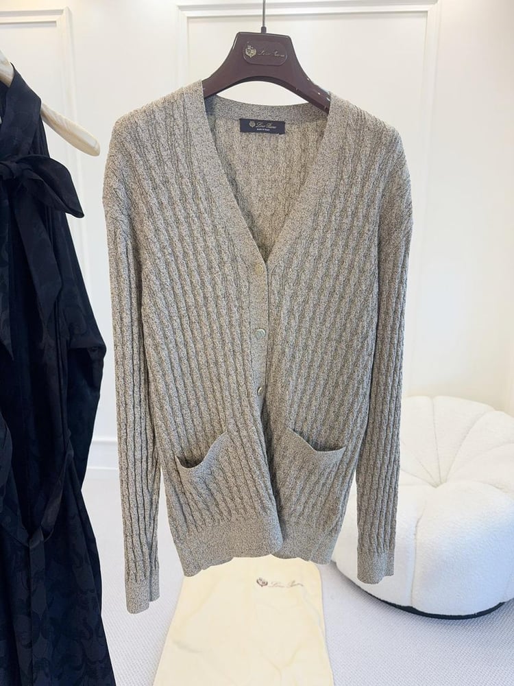 كارديغان "لورو بيانا" المحبوك بضفائر كلاسيكية (Loro Piana Cable-Knit Cardigan)