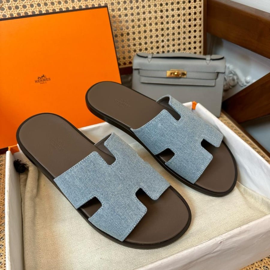 نعال إيزمير (Izmir) الصيفي الفاخر من هرمز (Hermès) من قماش الدنيم (الجينز) الفاتح والجلد الطبيعي باللون البني الشوكولاتة.