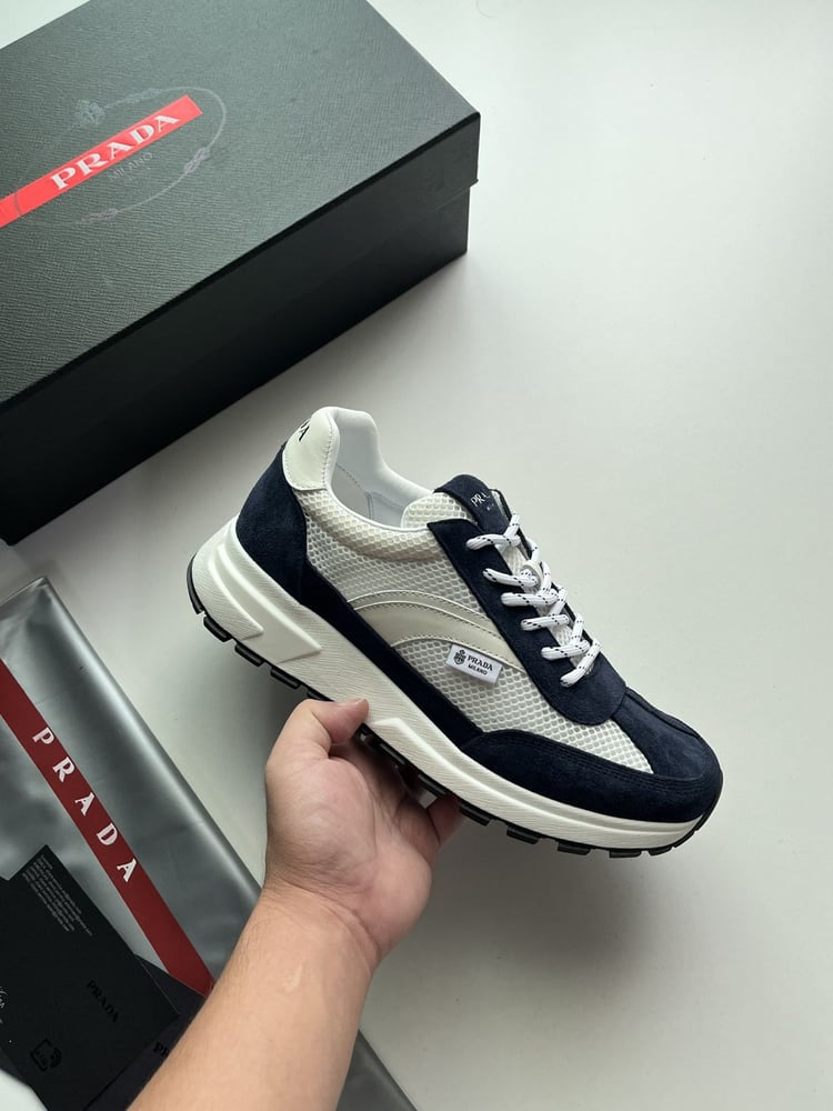 حذاء رياضي / سنيكرز رجالي فاخر من "برادا" (Prada) بتصميم ثنائي اللون